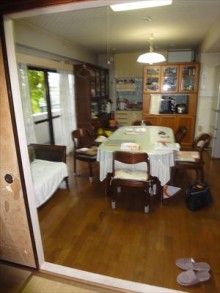 家族みんなが集まる明るいリビングに